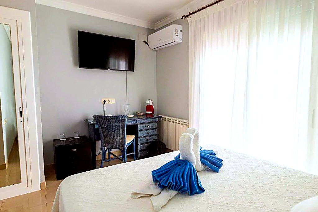 Habitación doble con balcón y vistas al mar 2 — 3