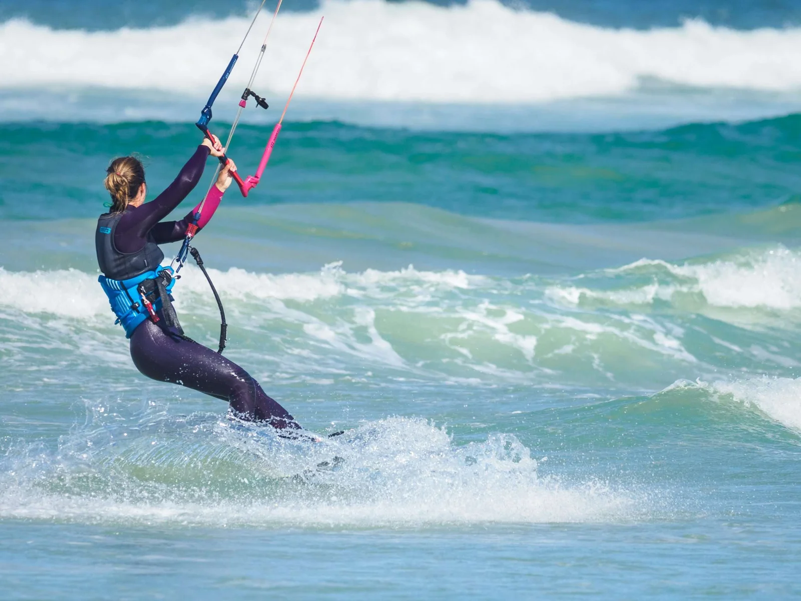 Kitesurf frente a la costa, cuando entra el viento