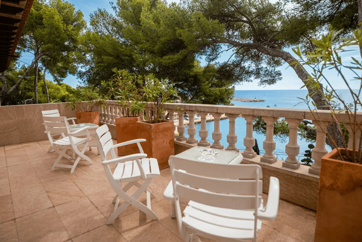 Terraza común con balaustrada y vistas al puerto