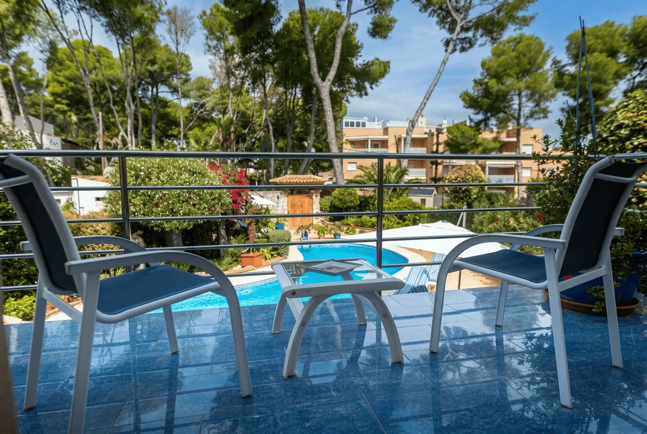 Balcón con vistas a la piscina y al pinar