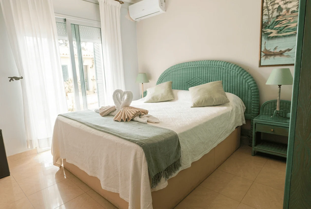 Habitación doble, mimbre verde y ropa de cama de lino