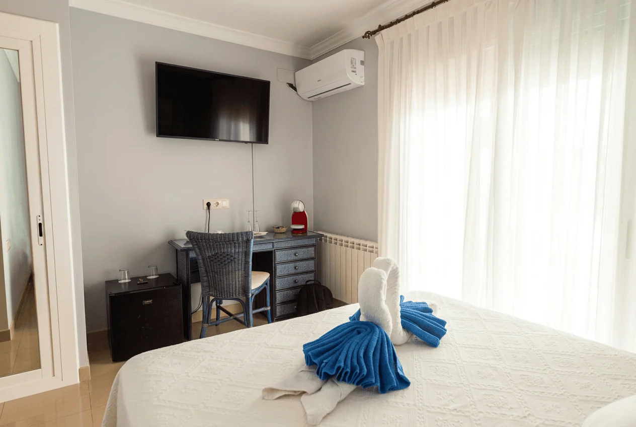 Habitación serena con escritorio y cortinas de gasa