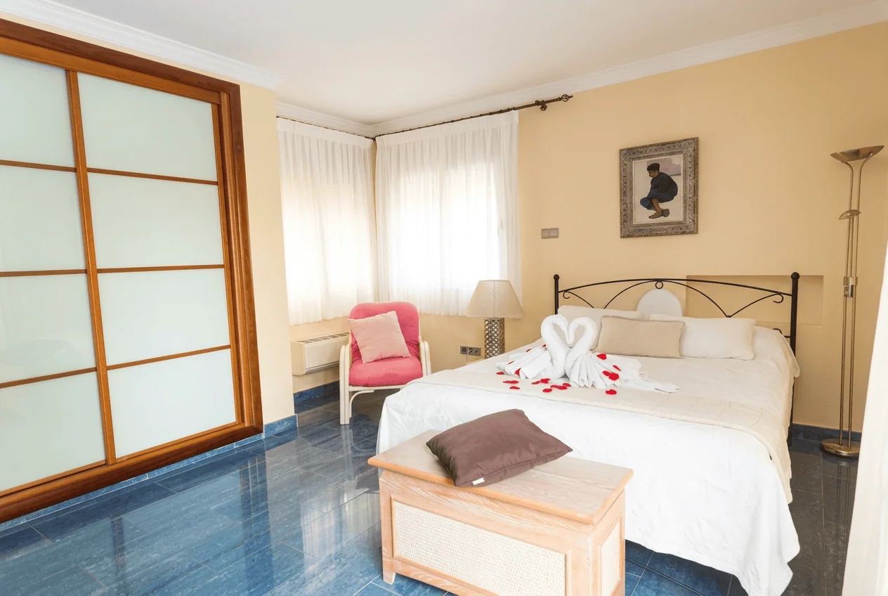 Suite con vestidor y luz de tarde