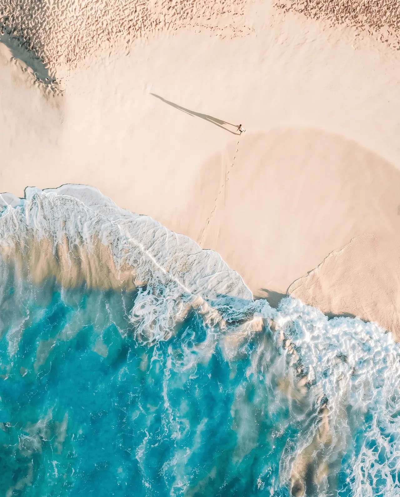 La playa a un paso: arena clara y agua turquesa