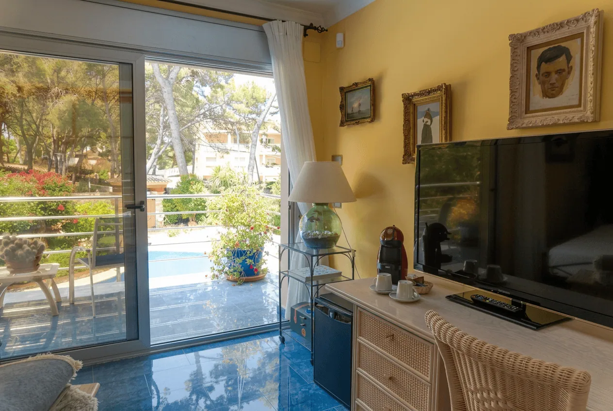 Habitación con salida a la piscina